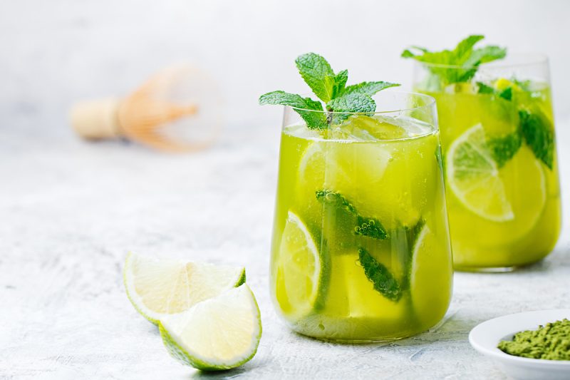 Matcha Eistee &ndash; erfrischender gr&uuml;ner Tee mit Limette & Minze