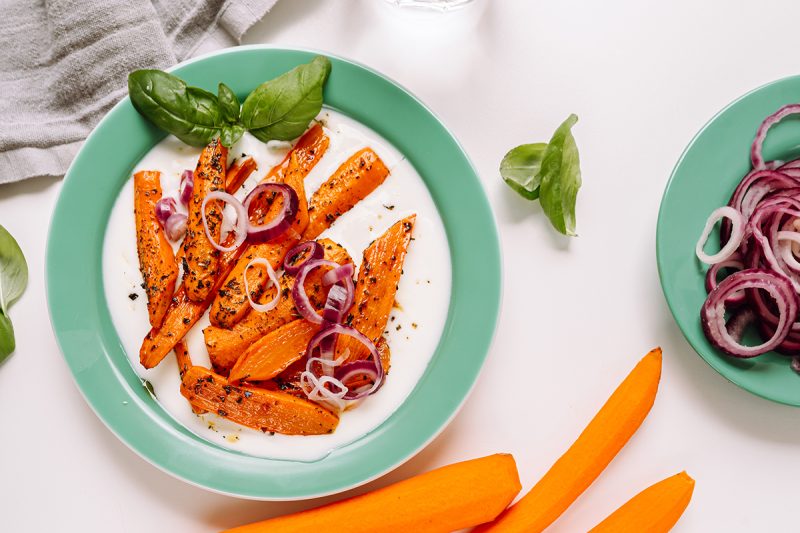 Airfryer Karotten auf Joghurt-Feta-Creme mit Sumach