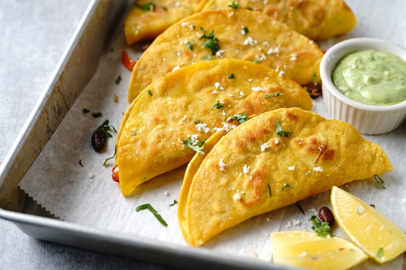 Airfryer Tacos: Knusprige Tacos mit w&uuml;rziger Bohnen-F&uuml;llung & Avocado-Dip
