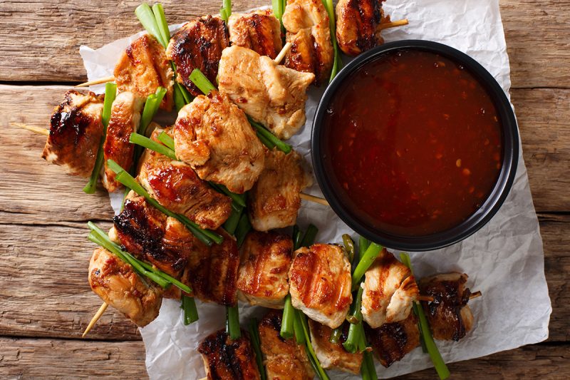 Asiatische H&auml;hnchenspie&szlig;e mit Chili-Glasur & Fr&uuml;hlingszwiebeln