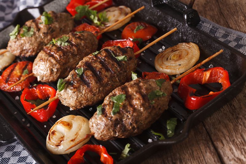 Bifteki-Spie&szlig;e vom Grill mit Feta-F&uuml;llung