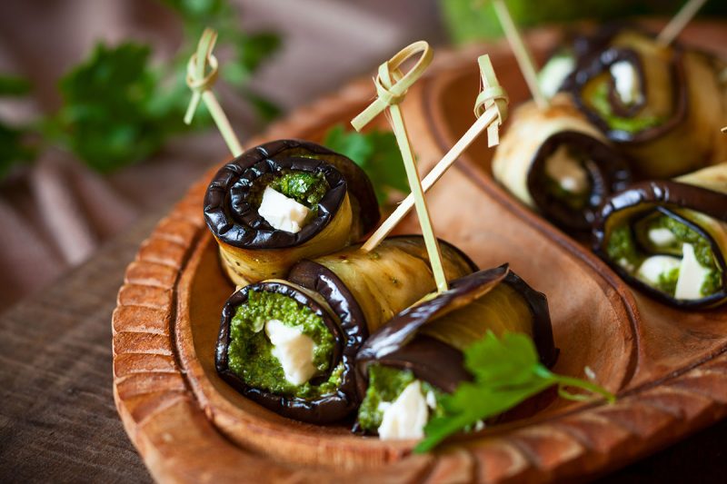 Gegrillte Auberginenr&ouml;llchen mit Pesto & Feta