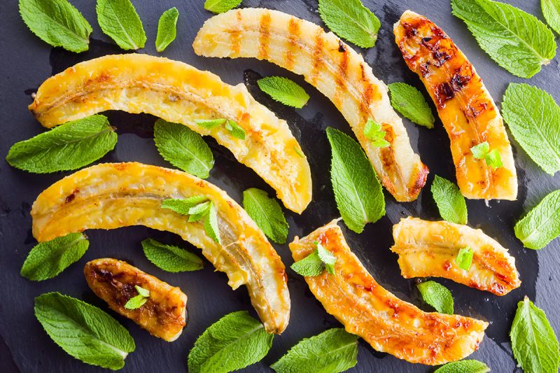 S&uuml;&szlig;, karamellisiert und herrlich aromatisch: Gegrillte Bananen sind das perfekte Dessert f&uuml;r den Grillabend. Durch die Hitze werden sie wunderbar weich und entwickeln zusammen mit dem Gew&uuml;rzzucker eine goldene, leicht knusprige Oberfl&auml;che. Schnell gemacht, unkompliziert und ein echter Crowd-Pleaser!