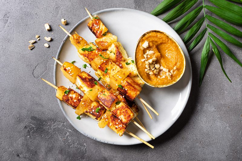 Gegrillte Tofu-Ananas-Spie&szlig;e mit Erdnuss-Dip