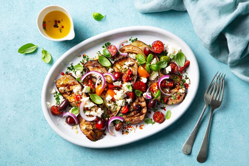 Gegrillter Auberginen-Salat mit Tomaten, Feta & Basilikum