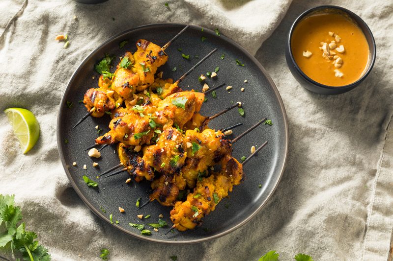 Thai Curry H&auml;hnchenspie&szlig;e mit Erdnuss-Dip vom Grill