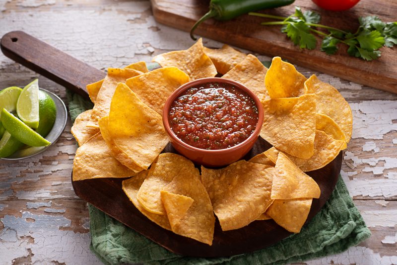 Chili-Salsa mit Tortilla-Chips