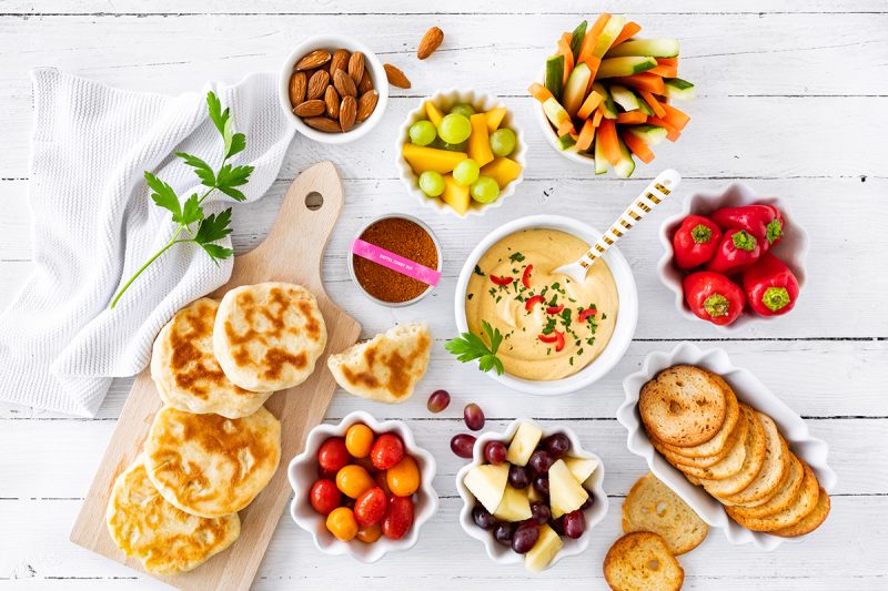 Snackplatte mit Dattel Curry Dip