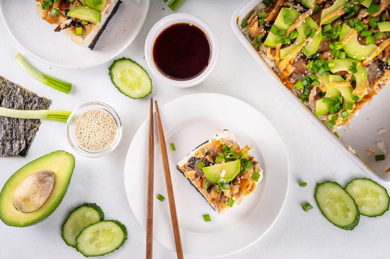 Sushi Bake mit Lachs, Avocado & Furikake