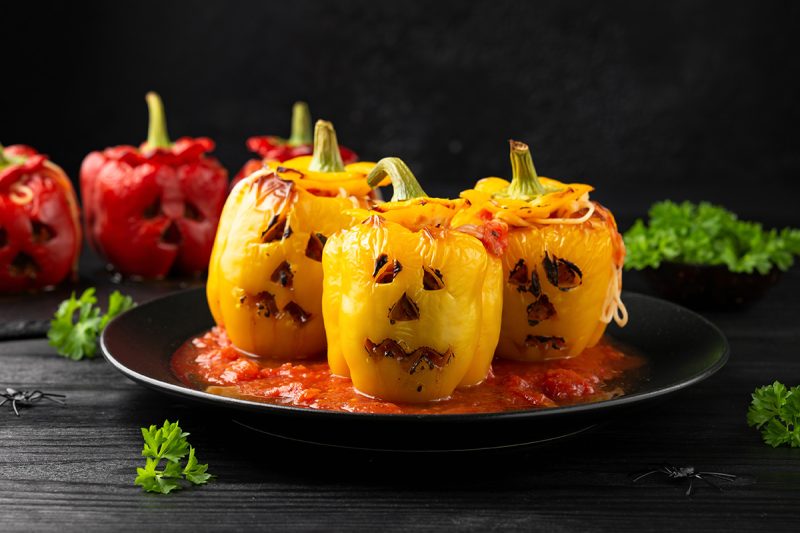Gefüllte Halloween-Paprika mit Spaghetti und Hackfleisch Gefüllte Halloween-Paprika mit Spaghetti und Hackfleisch