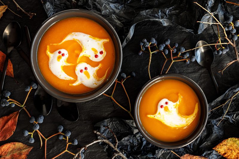 Halloween-Kürbissuppe mit Sahnegeistern Halloween-Kürbissuppe mit Sahnegeistern