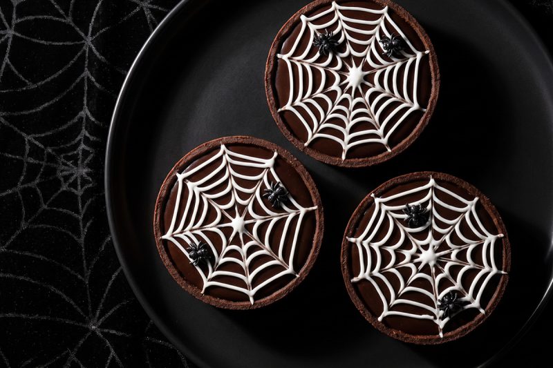 Halloween-Schoko-Tartelettes mit Spinnennetz Halloween-Schoko-Tartelettes mit Spinnennetz