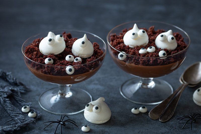 Halloween-Schokopudding mit Baiser-Geistern Halloween-Schokopudding mit Baiser-Geistern