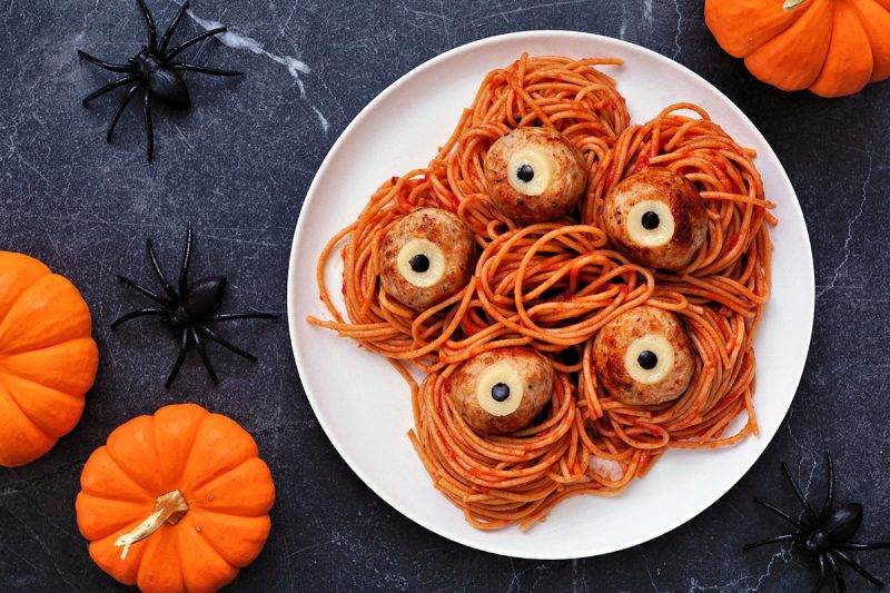 Halloween-Spaghetti mit Hackbällchen-Augen Halloween-Spaghetti mit Hackbällchen-Augen