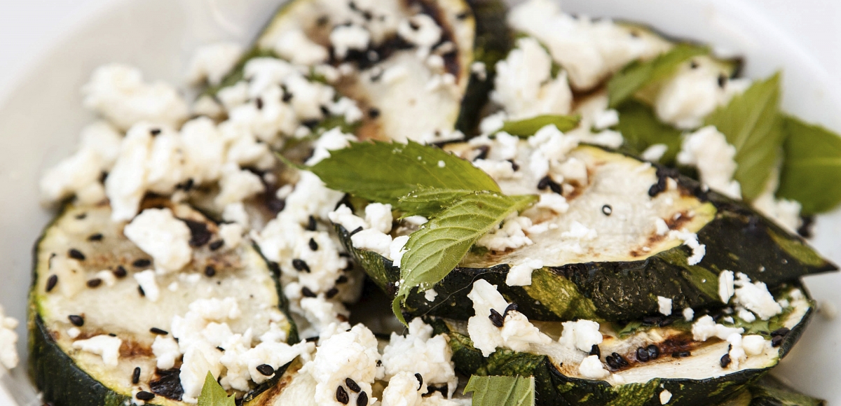 Gebackene Zucchini mit Feta und Sesam | Rezept