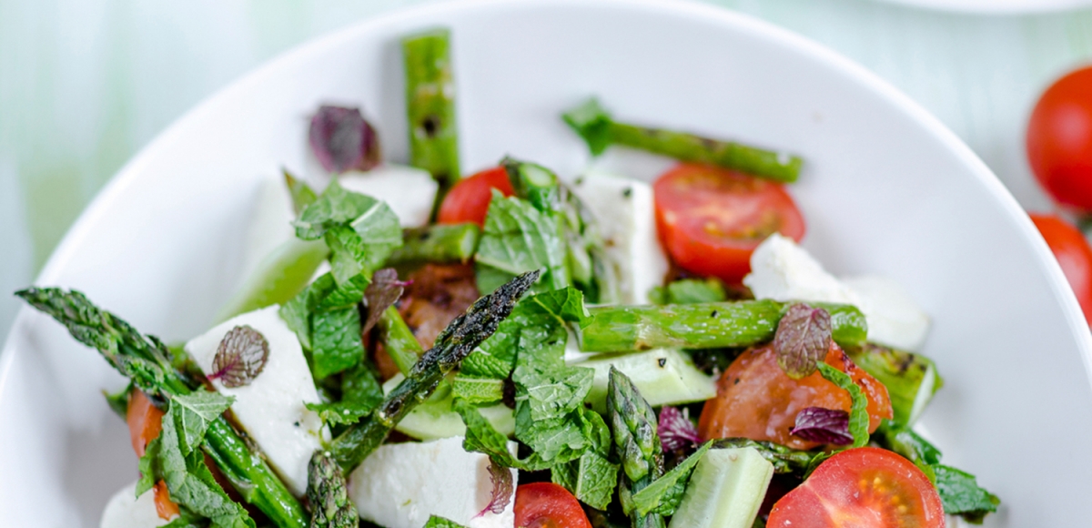 Grüner Spargelsalat mit Ziegenfrischkäse und Tomaten | Rezept