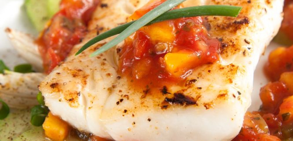 Fisch-Päckchen mit Tomaten-Mango-Salsa und Piment d´ Espelette | Rezept