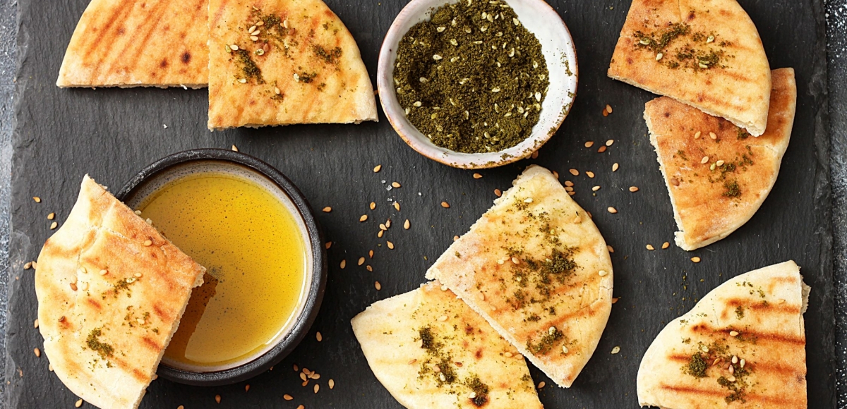 Selbstgebackenes Pita-Brot mit Zatar und Olivenöl zum Dippen | Rezept