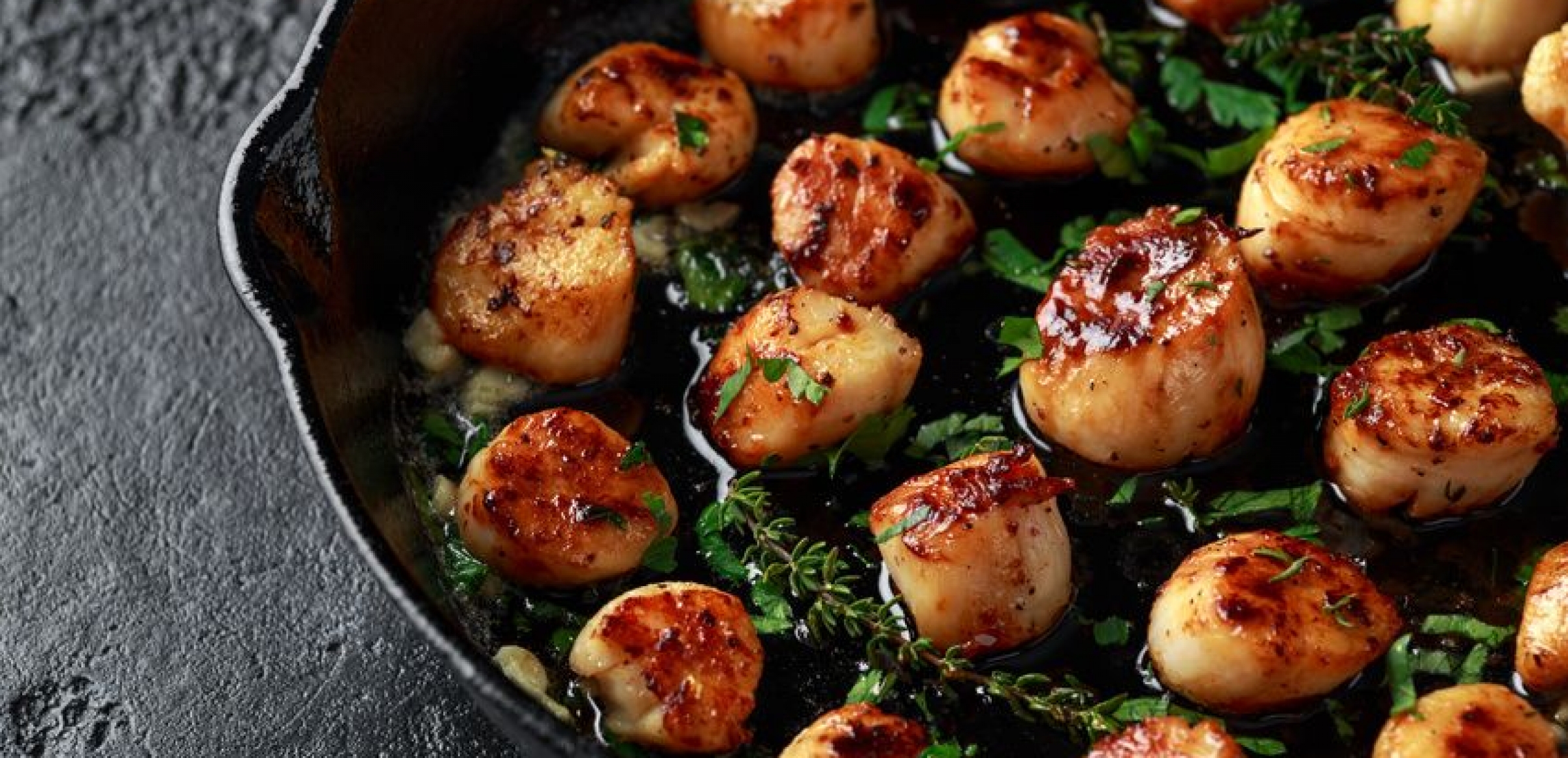 Gebratene Jakobsmuscheln mit Harissa auf Feldsalat | Rezept Gebratene Jakobsmuscheln mit Harissa auf Feldsalat | Rezept