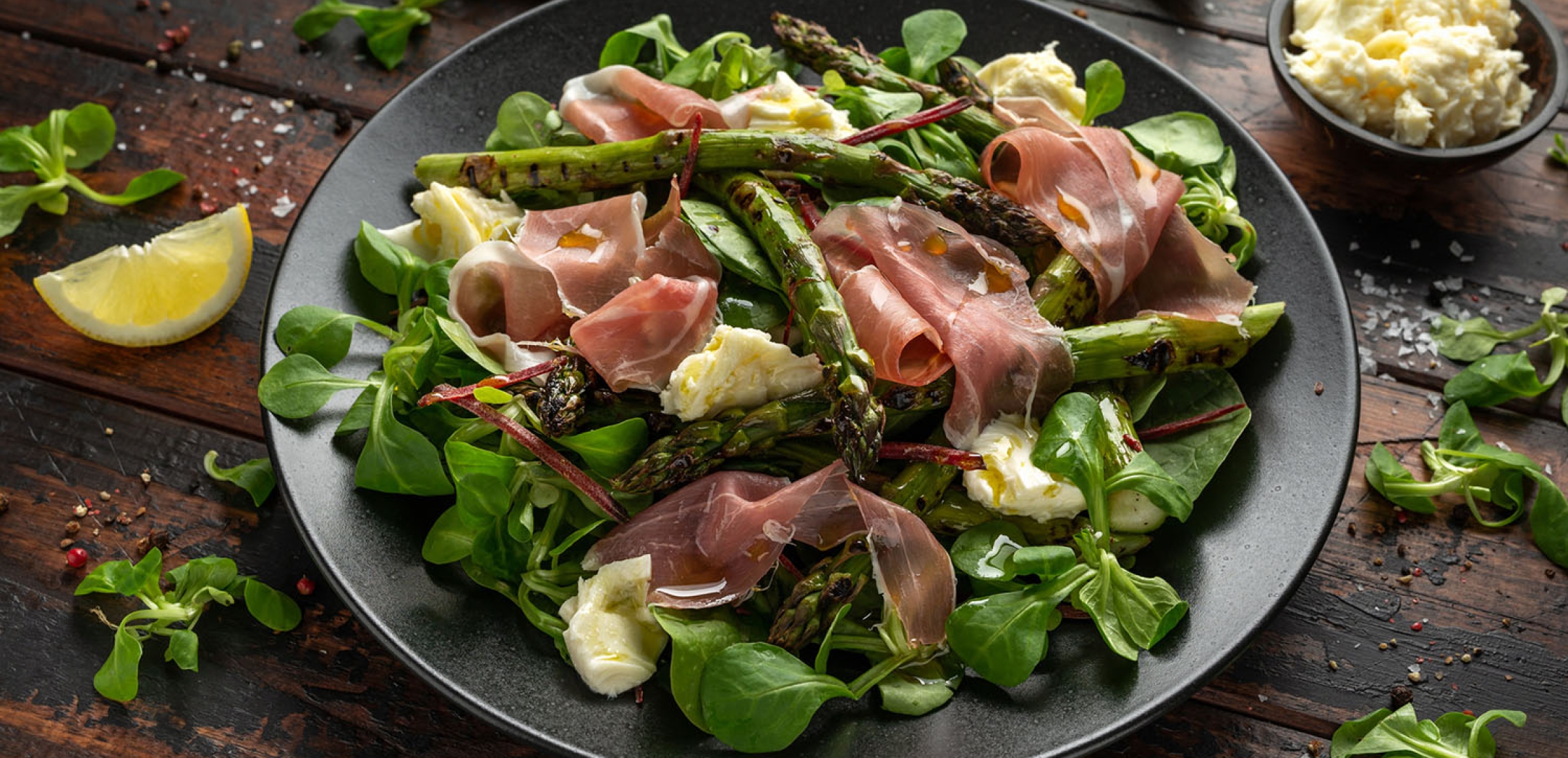 Gebratener Spargel mit Parmaschinken und Feldsalat | Rezept