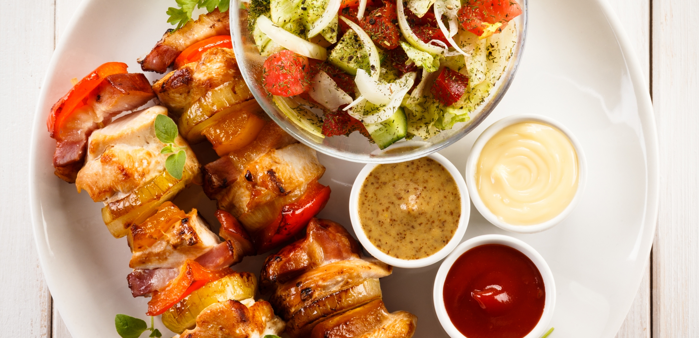 Hähnchen-Kebab vom Grill mit Salat | Rezept