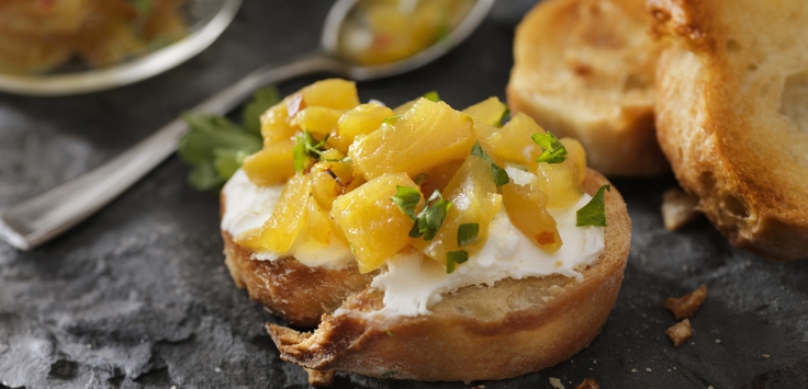 Ananas-Chutney auf Crostini mit Frischkäse | Rezept
