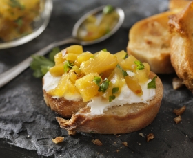 Ananas-Chutney auf Crostini mit Frischkäse