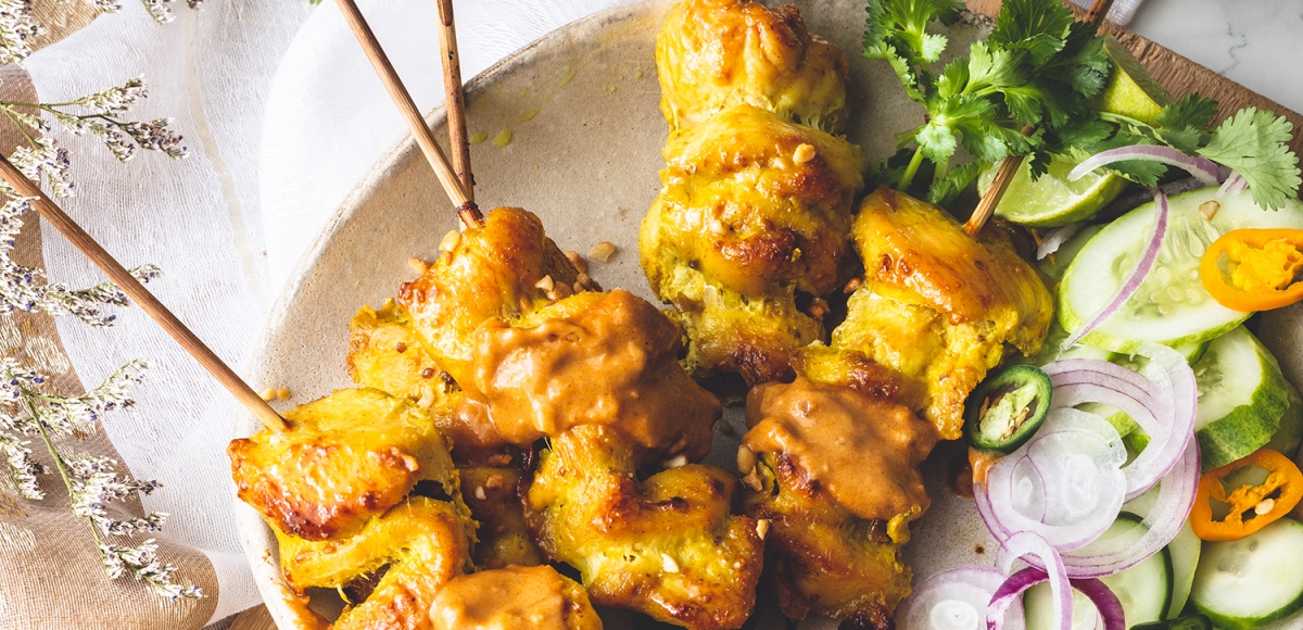 Satay-Spieße mit Erdnuss-Sauce und thailändischem Gurkensalat | Rezept