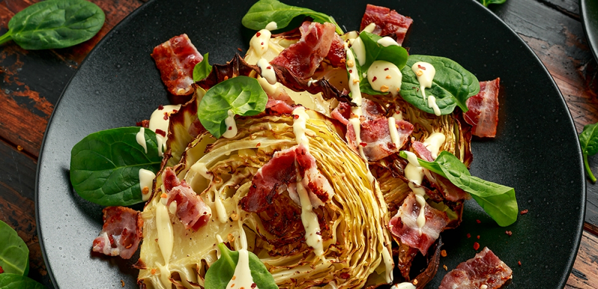 Weißkohl-Steaks aus dem Ofen mit Speck &amp; scharfer Chili-Mayonaise | Rezept
