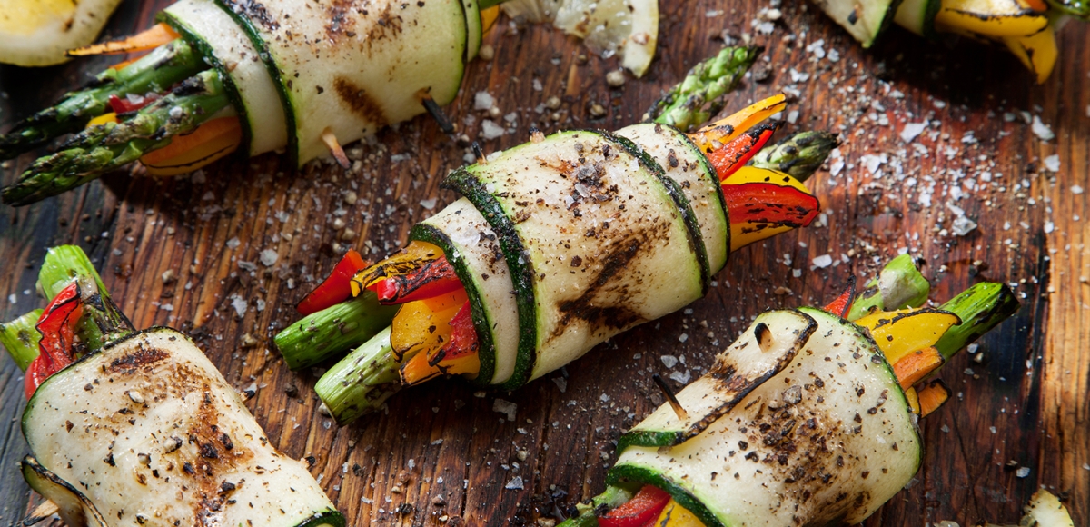 Gegrillte Zucchini-Röllchen mit grünem Spargel &amp; Paprika | Rezept