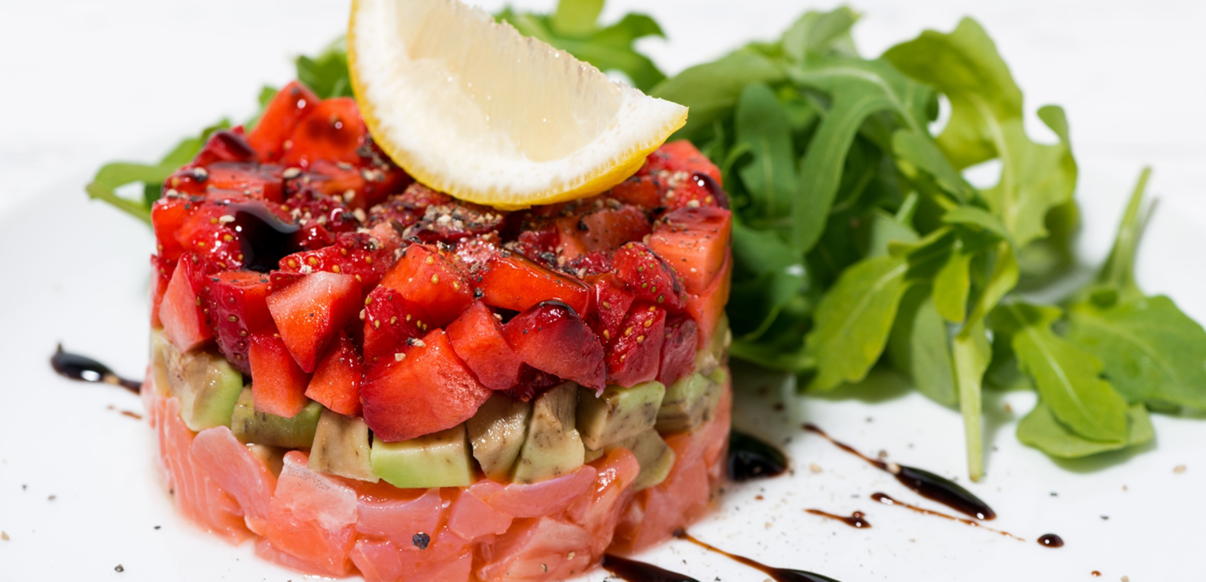 Räucherlachs-Tatar mit Avocado &amp; Erdbeere | Rezept