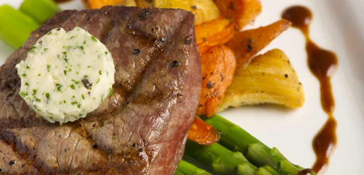 Gegrilltes Steak auf feinem Gemüse mit Kräuterbutter | Rezept
