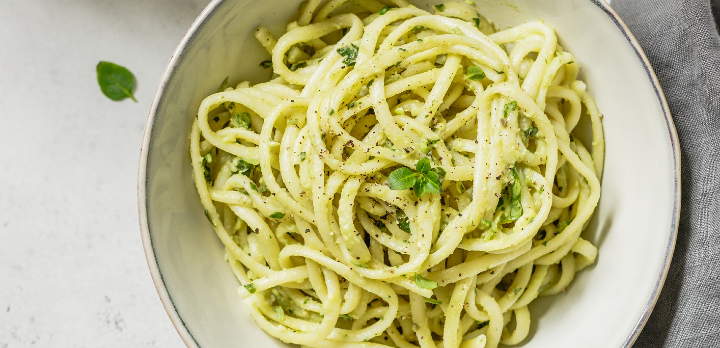 Linguine mit Avocado &amp; Basilikum-Zitronen-Sauce | Rezept