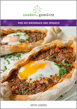 Pide mit Rinderhack und Spiegelei